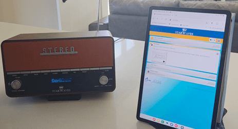 A DRM receiver beside a tablet showing Journaline distance-learning content